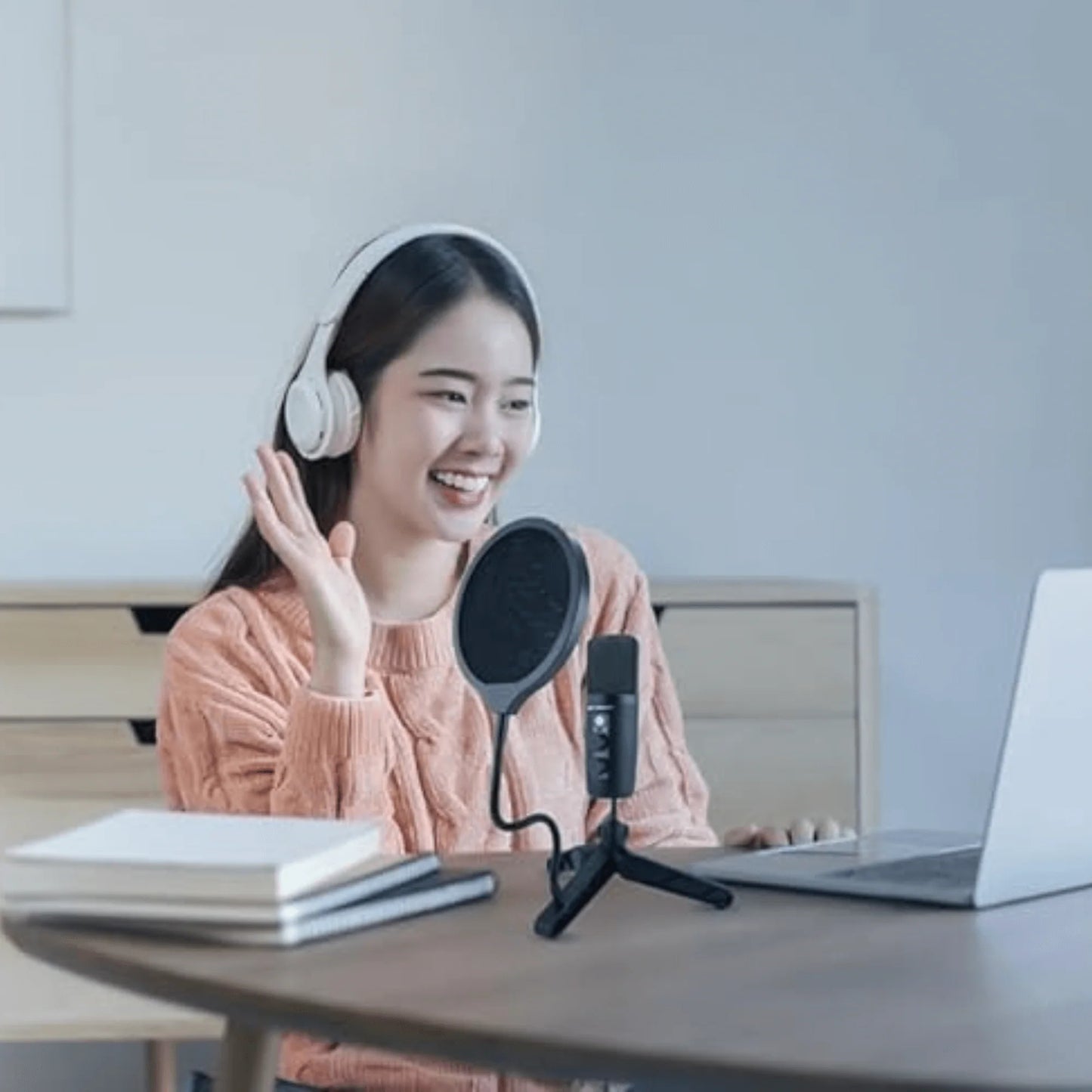 Emerson USB Gaming and Streaming Condenser Microphone with LED Lighting